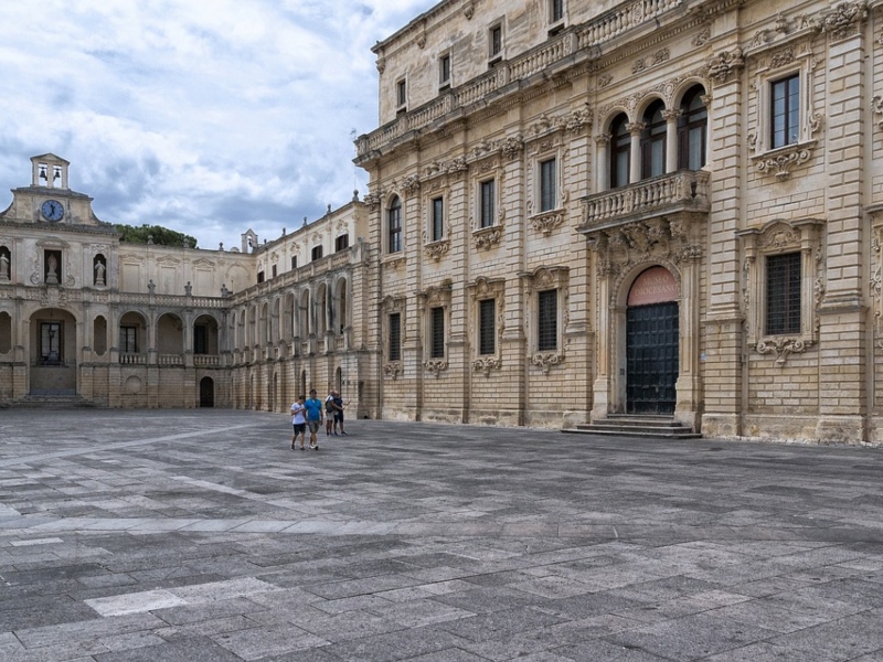 Piazza Del Duomo A Lecce Episcopio E Seminario