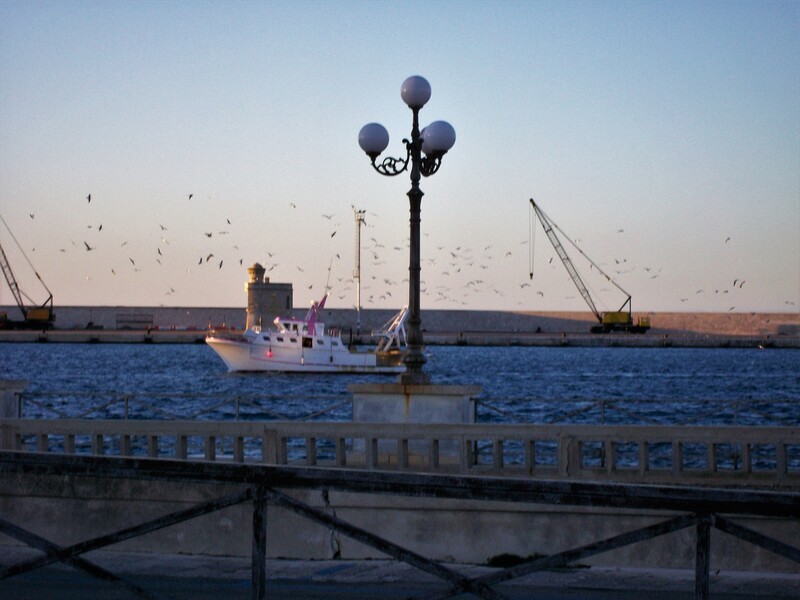 Una visuale del porto di Gallipoli al tramonto