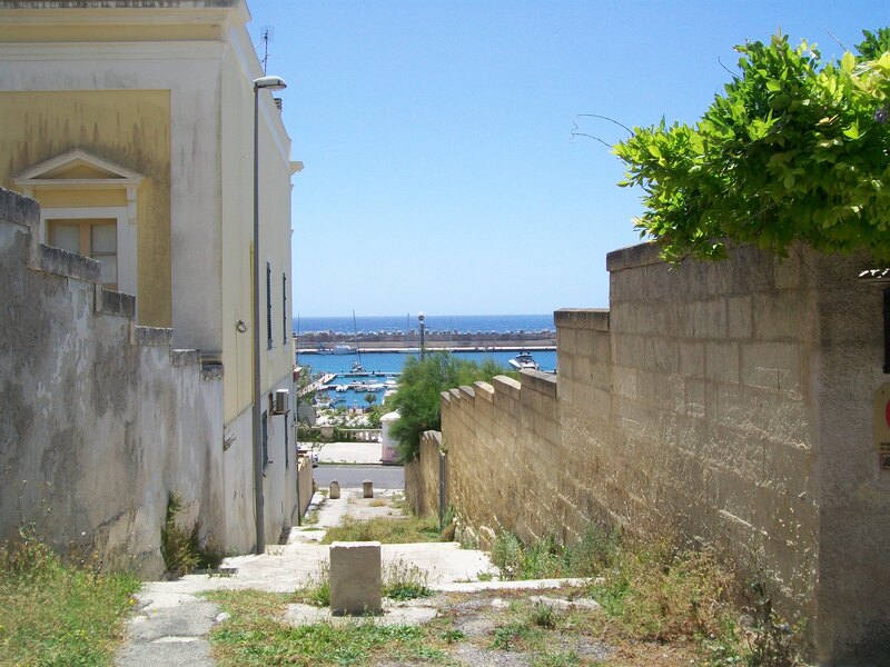 Vicoli a Leuca con vista mare