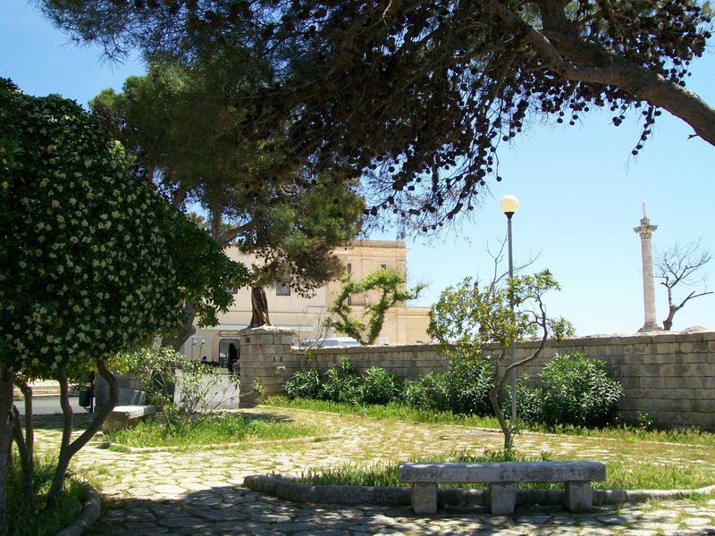 All'ingresso del Santuario di Leuca una piazzetta sormontata da angeli dorati 