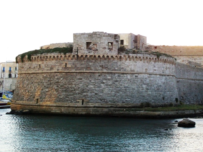 Primo piano del Rivellino circondato dal mare