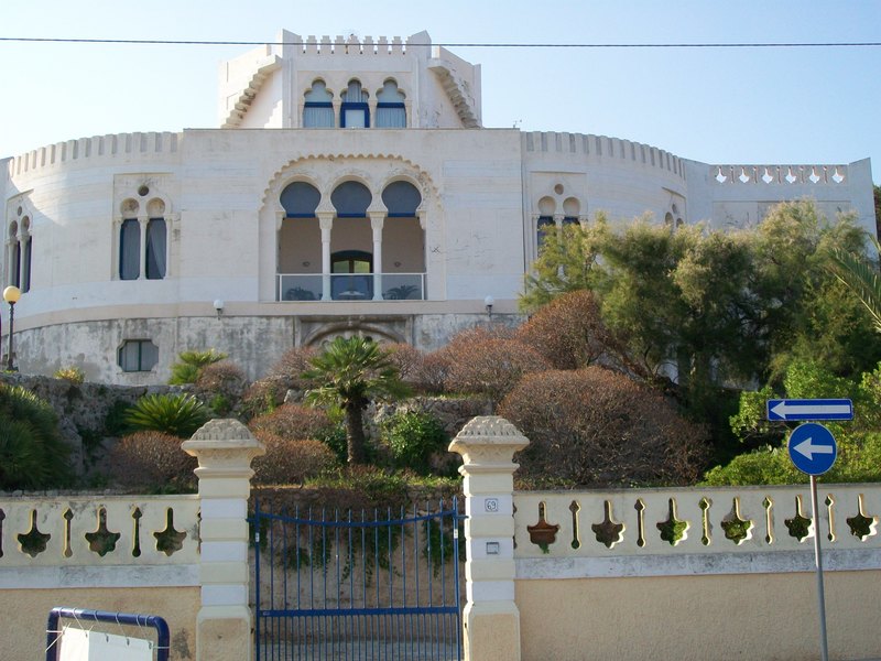 Primo piano di Villa Daniele sul lungomare di Santa Maria di Leuca