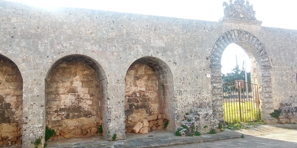 L'ingresso all'antica locanda di Leuca Piccola