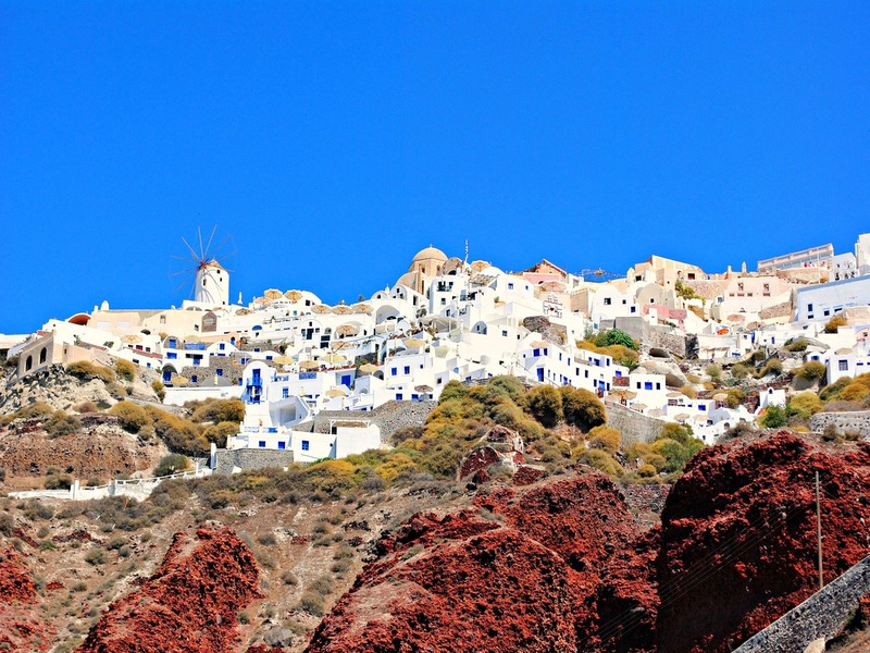 Panorama In Grecia, case bianche e terra rossa