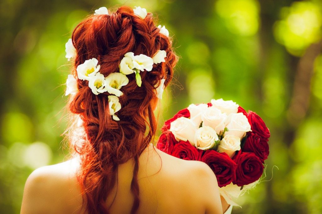 Sposa in rosso Col Bouquet