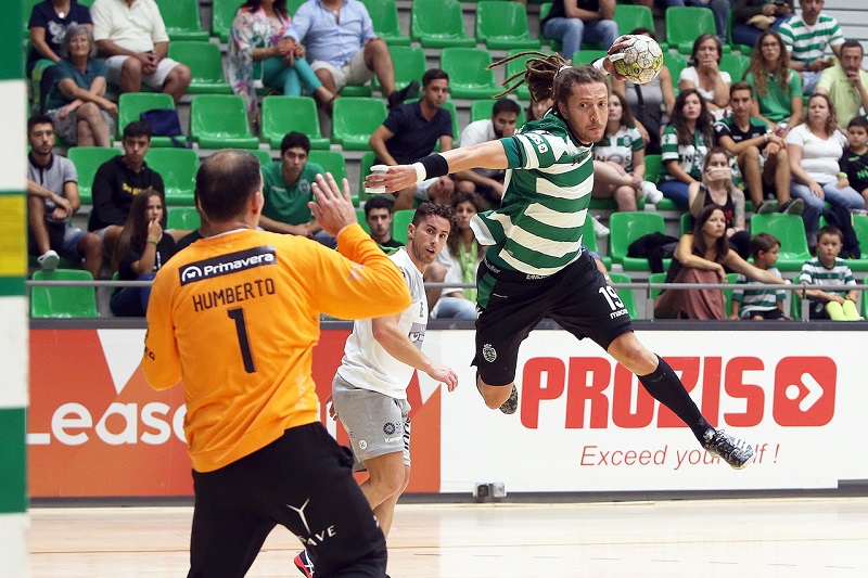 Sport popolari a Lisbona - giocatore di pallamano dello Sporting Club prova a segnare una rete