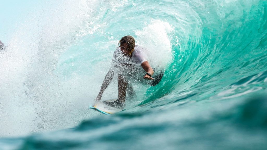 Surf: ragazzo che fa surf