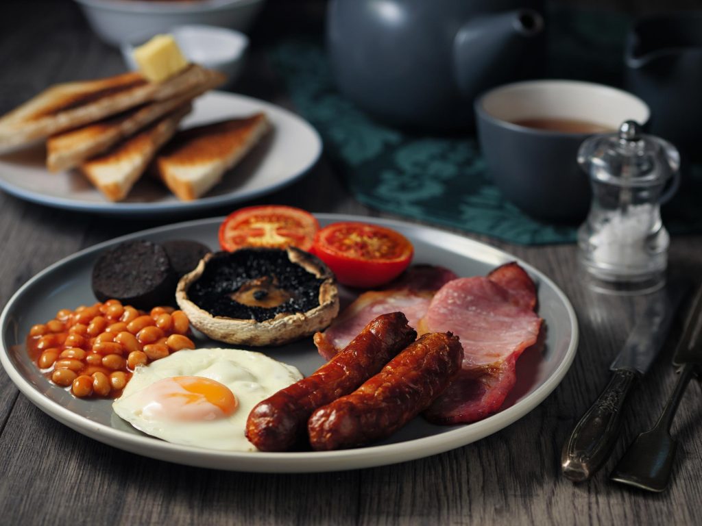 colazione inglese a Londra - piatto con salsiccia e bacon