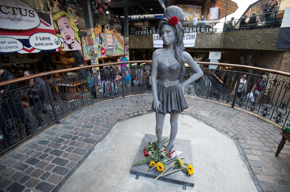 Luoghi di Amy Winehouse a Londra - Statua di Amy Winehouse