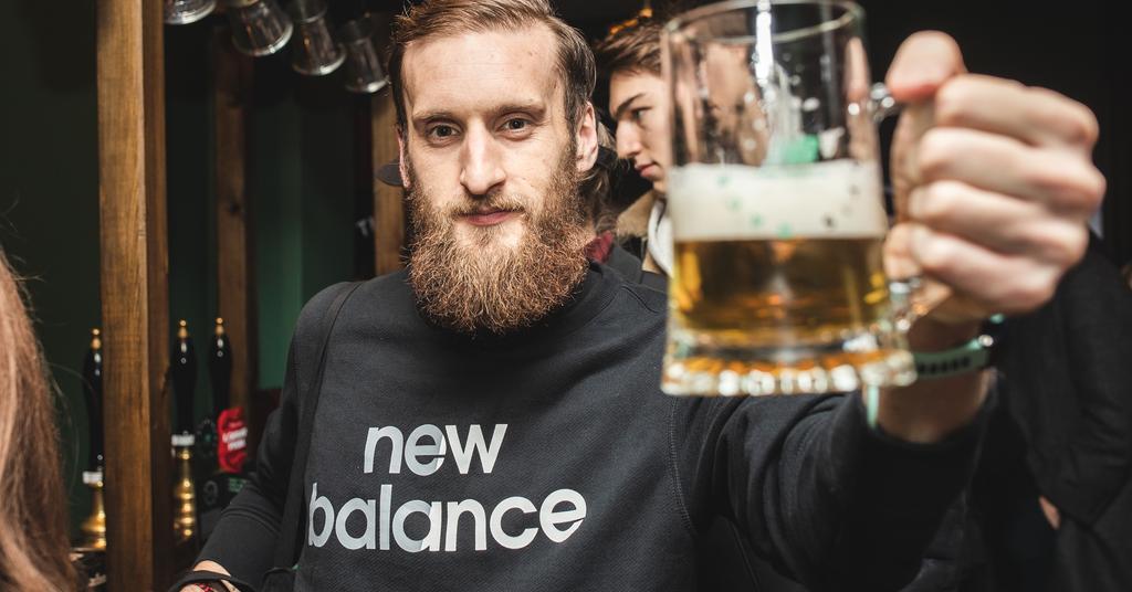 The Runaway Pub Di Londra - Barista serve una Pinta di birra