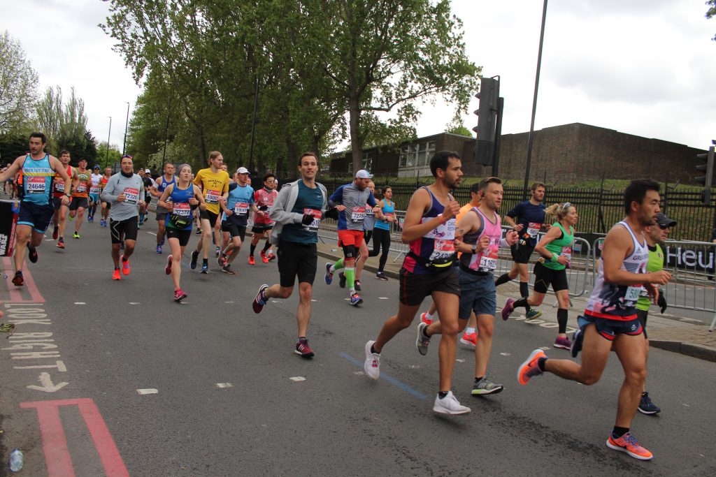 maratona di londra- partecipanti corrono per le strade della città