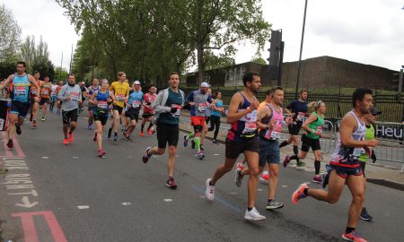maratona di londra- partecipanti corrono per le strade della città