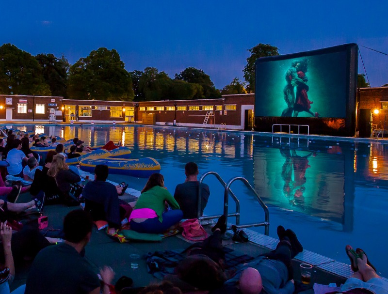 settembre - ragazzi a bordo piscina che guardano un film sul maxischermo