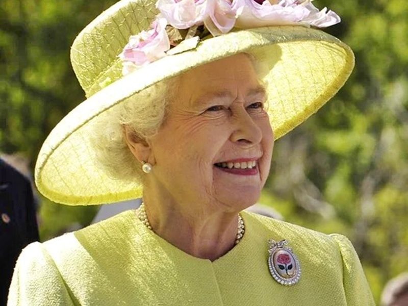 Il profumo di Elisabetta II è italiano - La sovrana in Completo Giallo limone