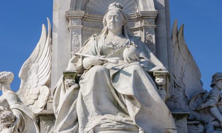 arginare il contagio - scultura della Regina Victoria