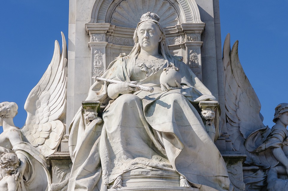 arginare il contagio - scultura della Regina Victoria