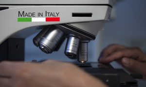 Vaccino Covid-19 in arrivo - ricercatore che lavora al microscopio