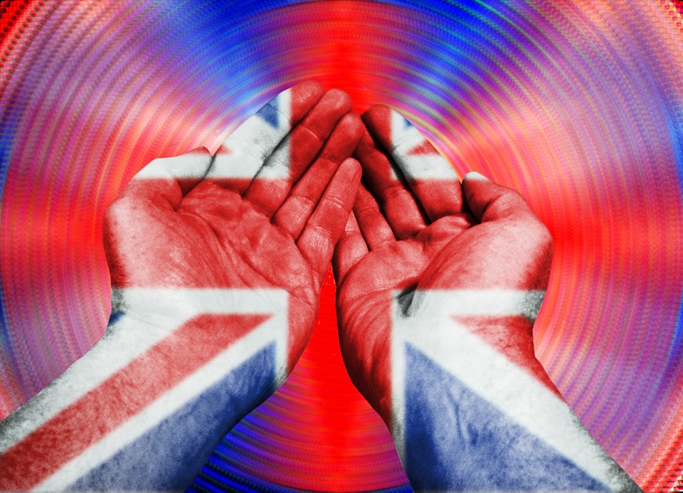 Mercoledì Londra è zona rossa - Union Jack con mani tese