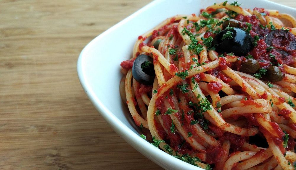 Spaghetti alla puttanesca - Pasta Alla Puttanesca nel piatto