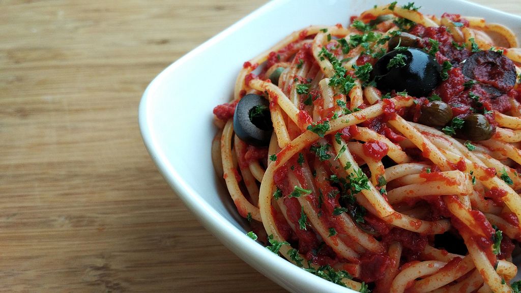 Spaghetti alla puttanesca - Pasta Alla Puttanesca nel piatto