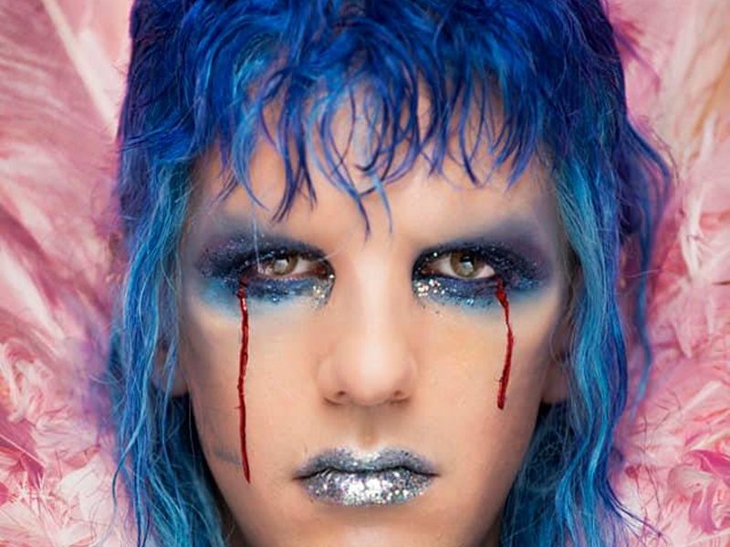 Primo negozio di make-up maschile a Londra - Achille Lauro con un trucco blu