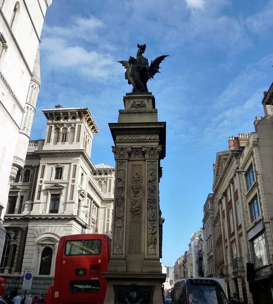 Londra a piedi - Strada Di Londra con monumento