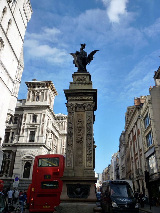 Londra a piedi - Strada Di Londra con monumento