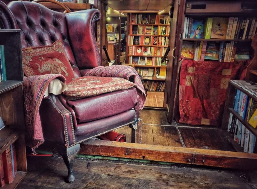 Un confortevole angolo  all'interno di The London Bookbarge