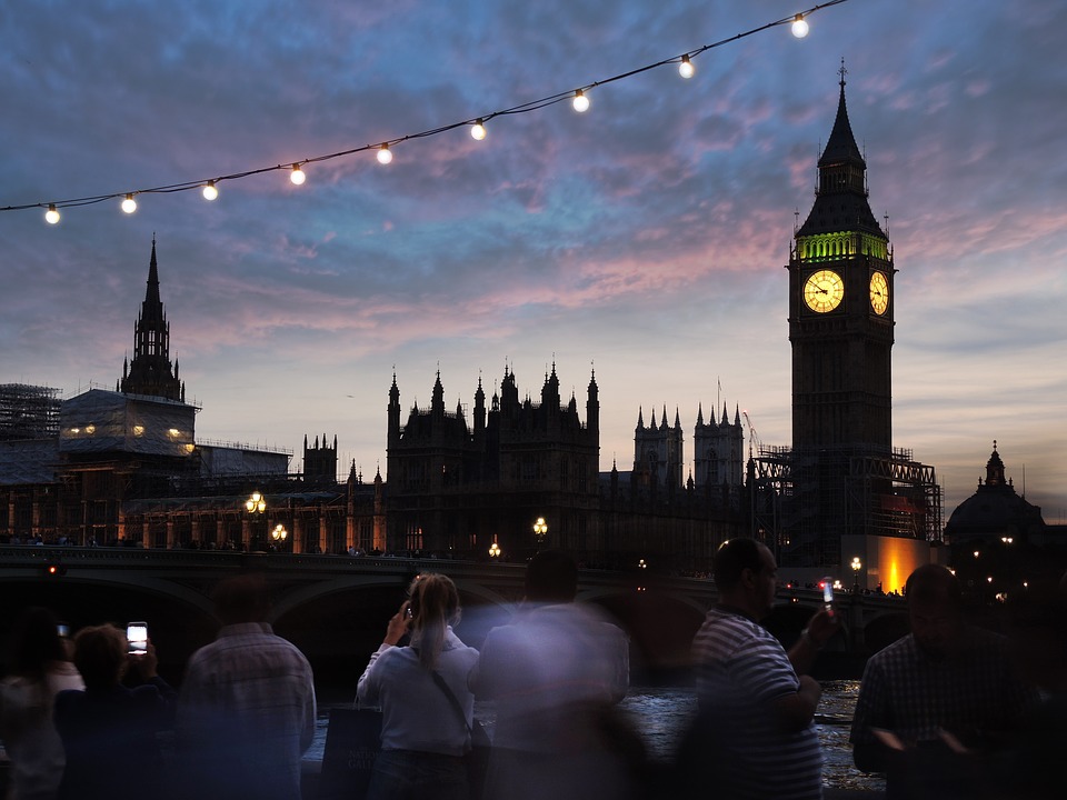Visitare Londra per le feste - Lucine sul Tamigi