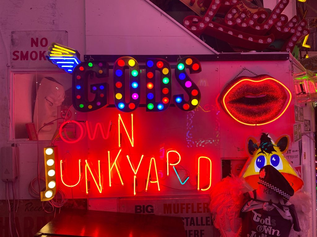 God's Own Junkyard - Scritte al neon