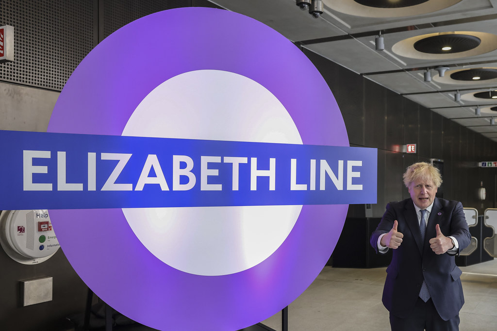 Elizabeth line - Boris Jonson davanti la metro