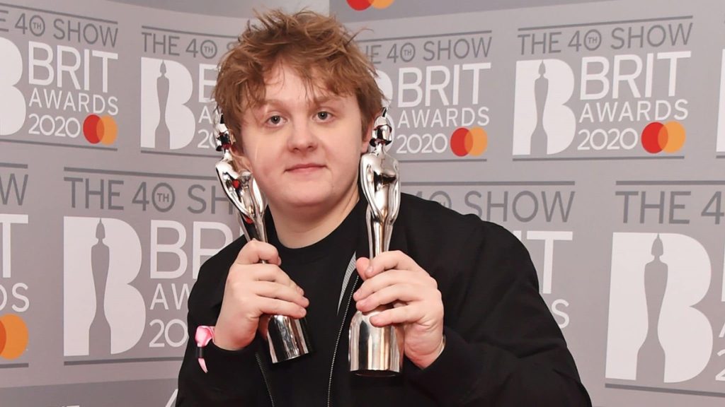 Lewis Capaldi di origini ciociare - Lewis con due premi