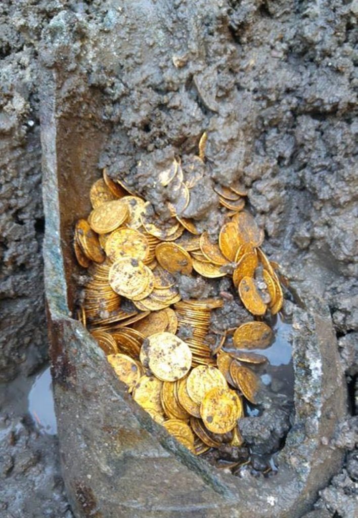 Stipendio di legionario romano- Vaso Con Monete in oro