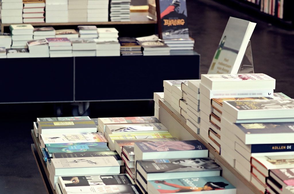 Italian Bookshop di Londra- Scaffali con libri in vendita