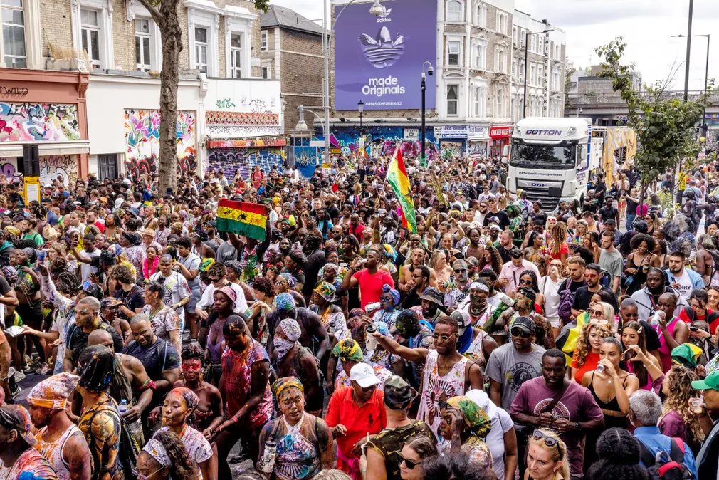 visitare Londra in estate-Folla di avventori
