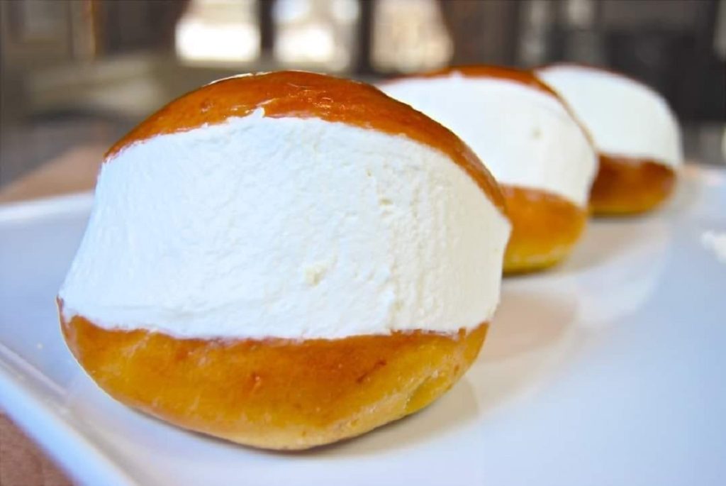 Maritozzo Romano Dolce Con Panna