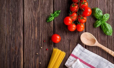 Cucina italiana - Immagine con spaghetti crudi, pomodori e basilico