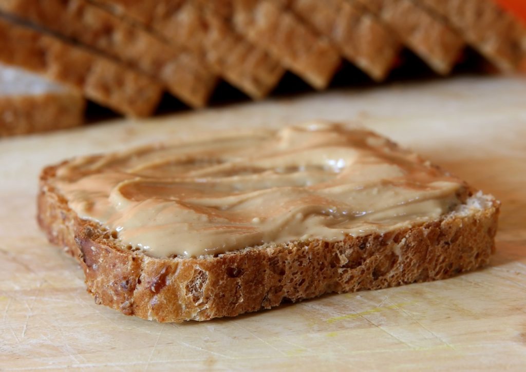 Nocciole - Fetta di pane tostato con burro di arachide