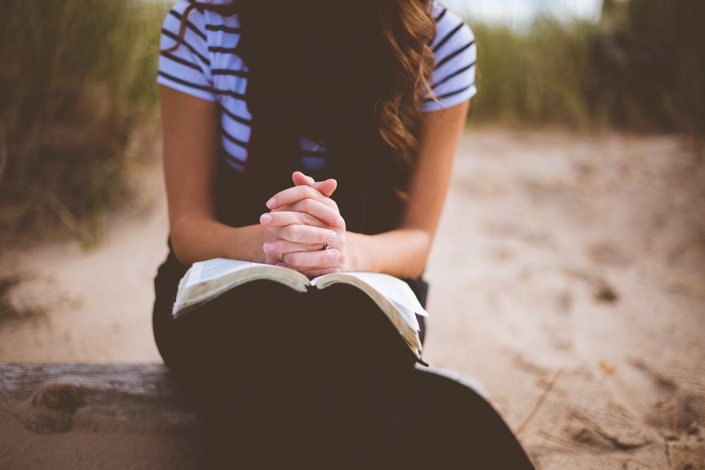 imparare l'inglese a Los Angeles -ragazza che studia al mare