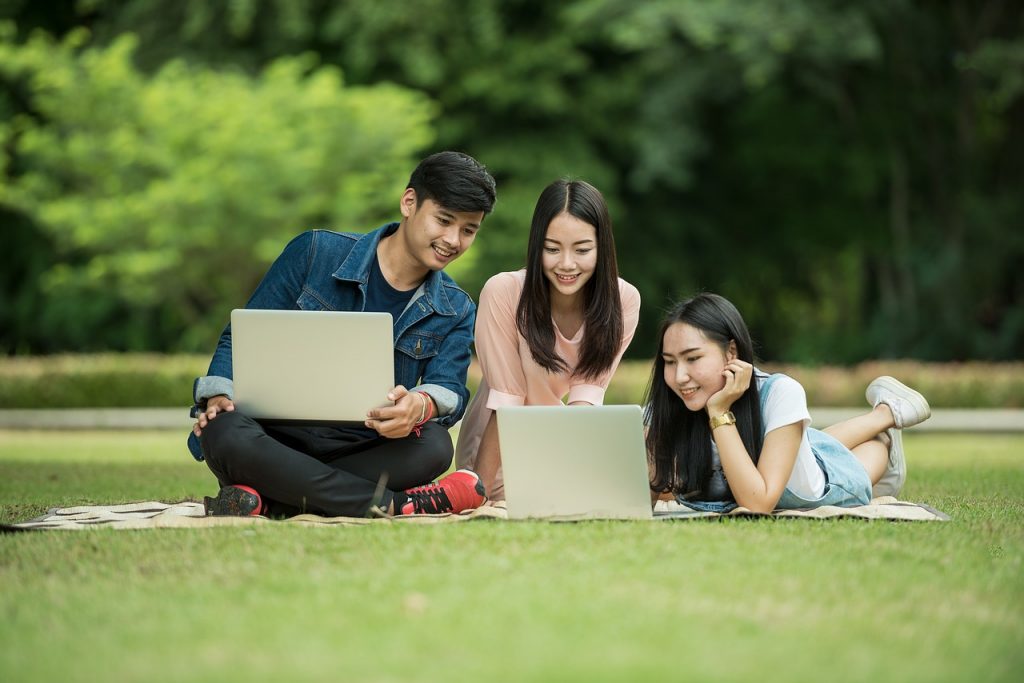 imparare l'inglese a Los Angeles - ragazzi che studiano all'aperto