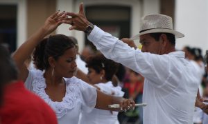 coppia che balla i balli latini