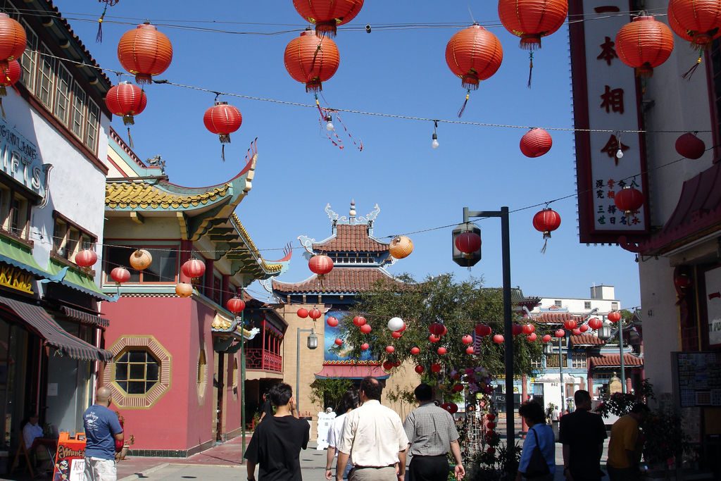 Chinatown di LA. Via di Chinatown a Los Angeles con edifici in stile orientale, pagode e lanterne cinesi