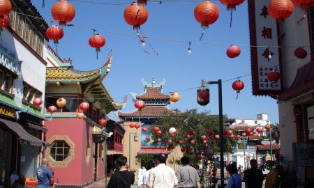 Chinatown di LA. Via di Chinatown a Los Angeles con edifici in stile orientale, pagode e lanterne cinesi