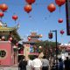Chinatown di LA. Via di Chinatown a Los Angeles con edifici in stile orientale, pagode e lanterne cinesi