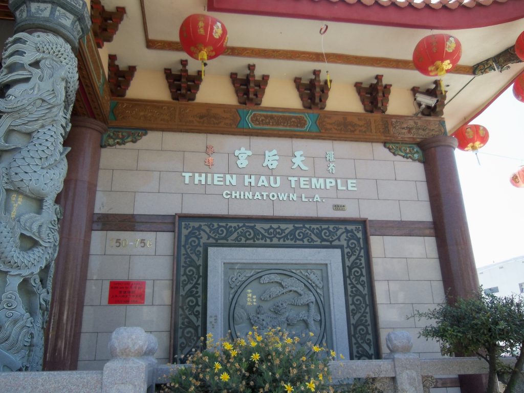 Chinatown di LA. Il tempio sacro di Thien Hau con decorazioni su colonna in forma di drago