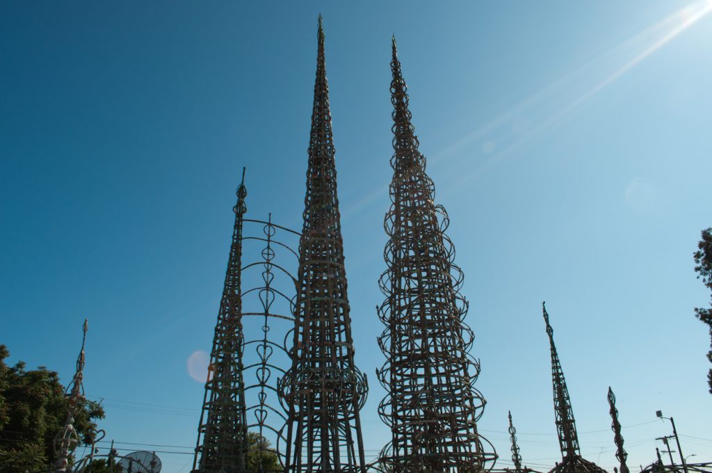 Watts Towers. Le vette coniche delle Watts Towers primeggiano sul cielo azzurro di Los Angeles