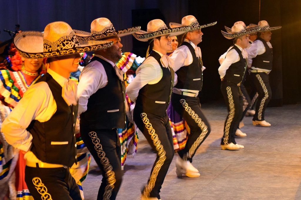 Cinque di Maggio. Esibizione di mariachi in abito tipico nero con sombrero