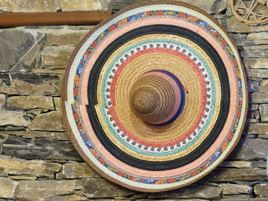 Cinque di Maggio. Sombrero colorato appeso ad un muro in pietra
