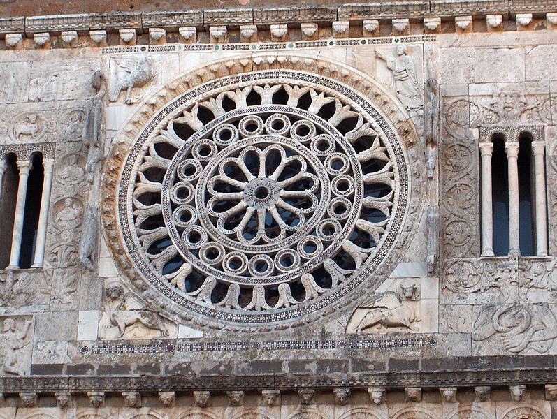 Cattedrale di San Giovanni. il rosone della chiesa di San Pietro di Tuscania in Lazio
