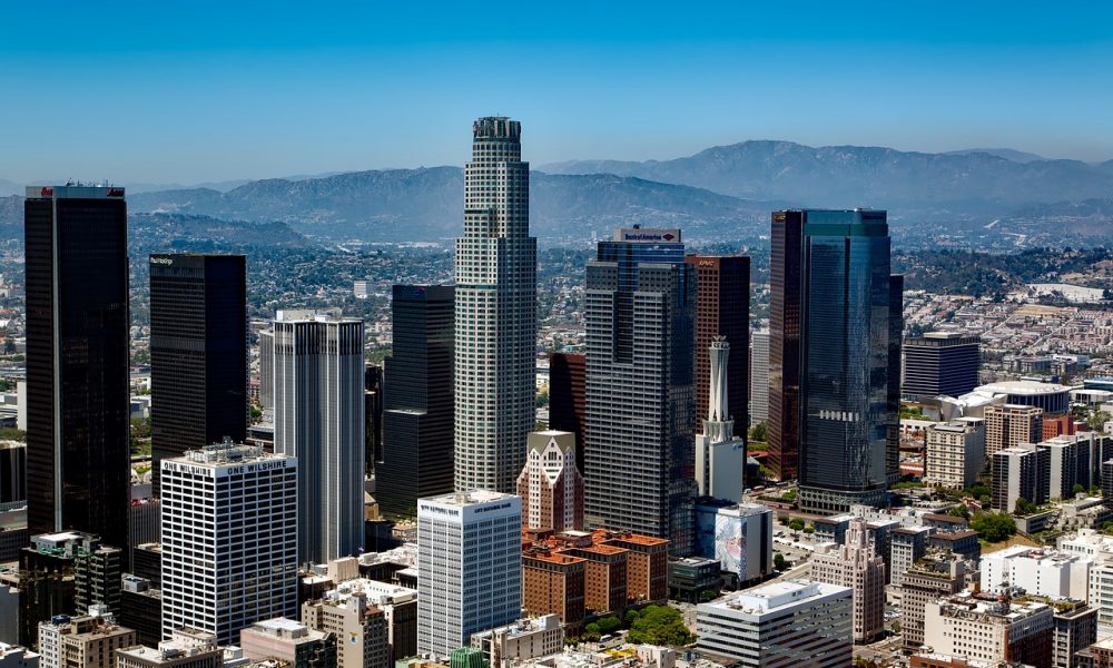 US Bank Tower. Immagine panoramica dei grattacieli di Los Angeles fra cui spicca la torre cilindirca della Bank Tower